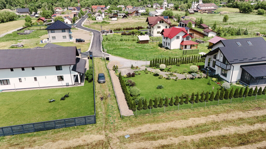 Vue aérienne drone — quartier résidentiel et jardins sava remus marketing