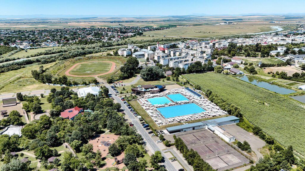 Vue aérienne drone 4K — complexe sportif et résidentiel